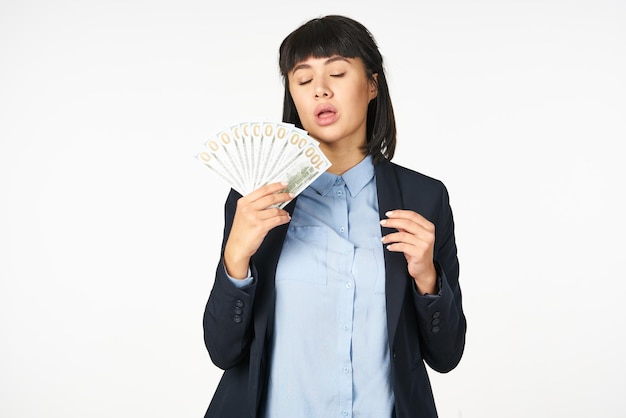 Photo portrait of young businesswoman standing against white background