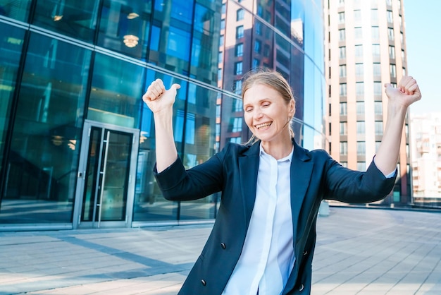 Photo portrait of young businesswoman standing in city