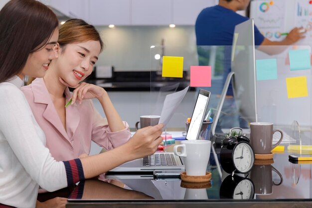 Photo portrait of young businesswoman working in office