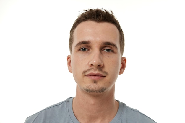 Photo portrait of young calm man on white