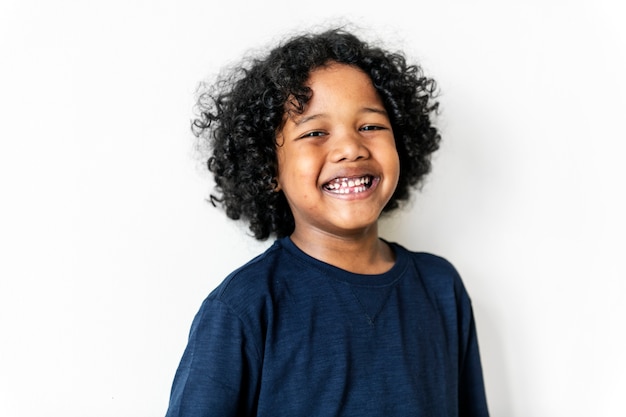 Портрет молодого жизнерадостного черного мальчика