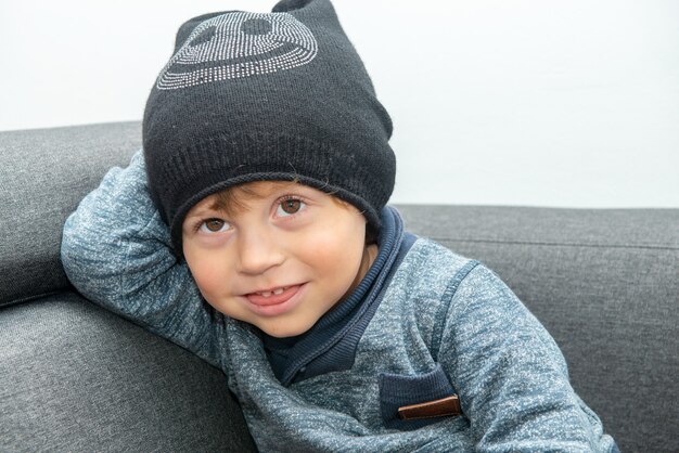 Photo portrait of a young child with a winter hat