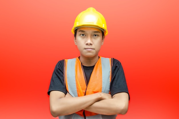 Портрет молодого уверенного в себе инженера или строителя в защитном шлеме и жилете