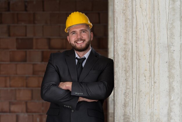 Портрет молодого менеджера по строительству со скрещенными руками