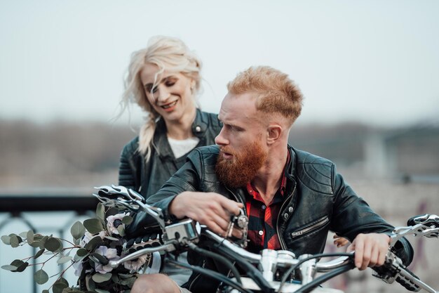 Photo portrait of young couple on bicycle