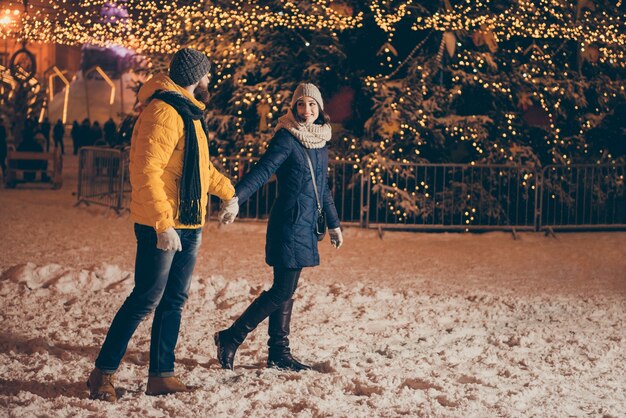 クリスマス休暇中の街の若いカップルの肖像画