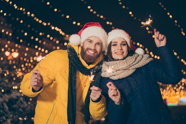 クリスマス休暇中の街の若いカップルの肖像画