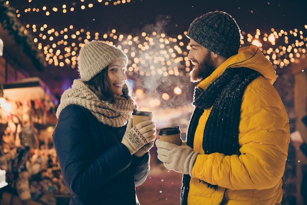 クリスマス休暇中の街の若いカップルの肖像画