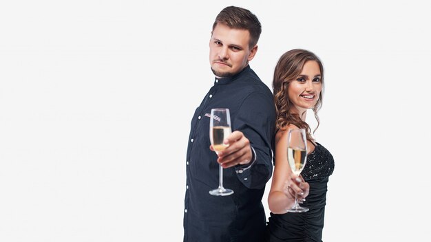 Портрет молодых пар в элегантном платье и рубашке вечера изолированных на белизне.