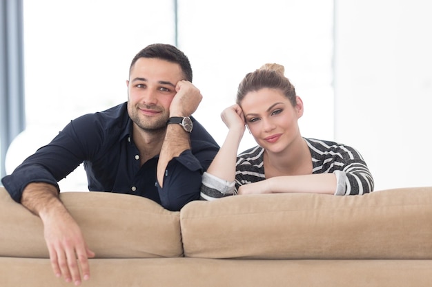 Foto ritratto di giovane coppia seduta sul divano in un moderno appartamento bianco