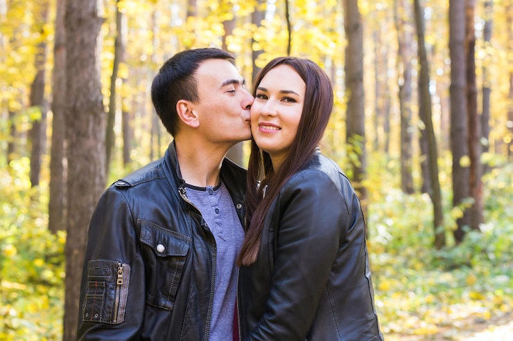 Photo 森に立っている若い夫婦の肖像画