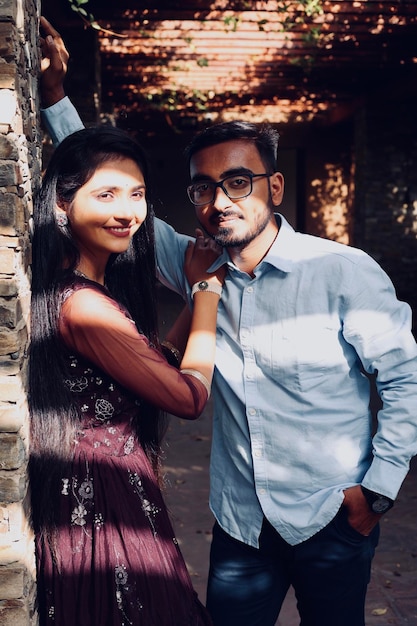 Photo portrait of young couple standing outdoors