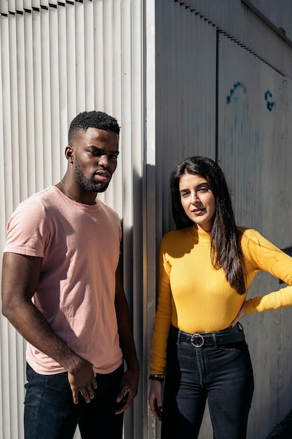 Photo portrait of young couple standing outdoors