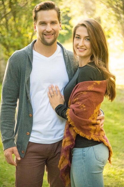 Photo portrait of young couple standing outdoors