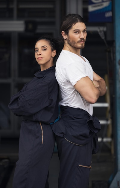 Photo portrait of young couple standing outdoors