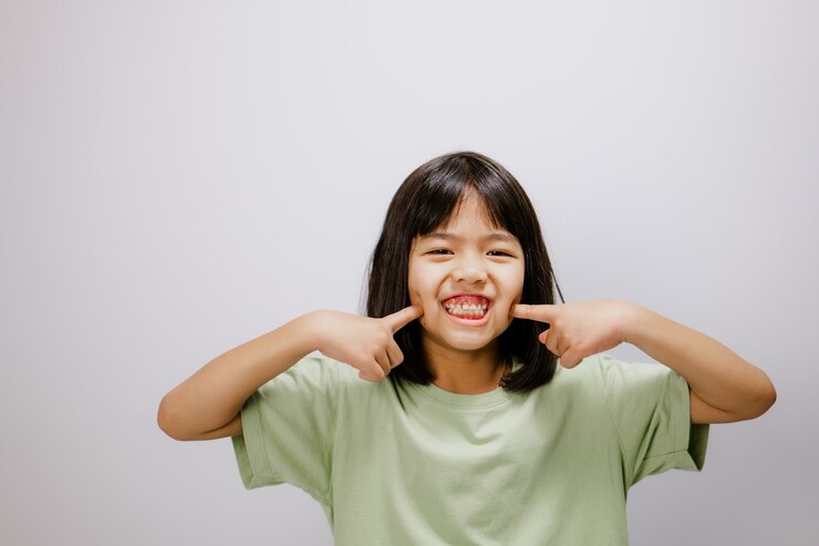 Photo 젊은 귀여운 아시아 여자의 초상화입니다. 미소와 행복한 아이.