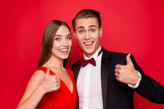 Ritratto di giovane coppia carina su uno sfondo rosso