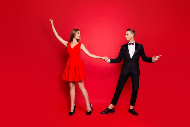 Photo portrait of young cute couple on a red background