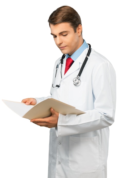 Портрет молодого врача, читающего медицинскую карту