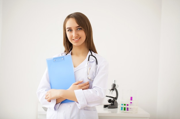 Photo portrait of young doctor standing in medical office