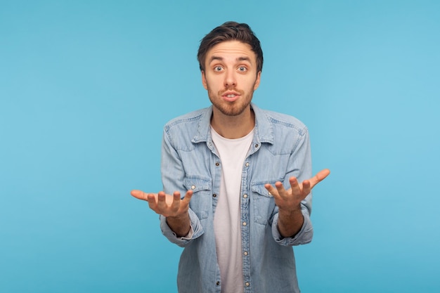 Photo portrait of young emotional man on blue background