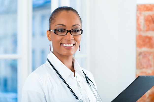 Photo portrait of young female doctor in clinic