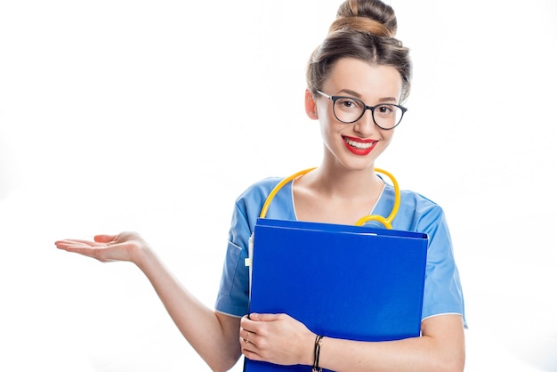 Ritratto di una giovane dottoressa in uniforme con stetoscopio e documenti isolati su sfondo bianco