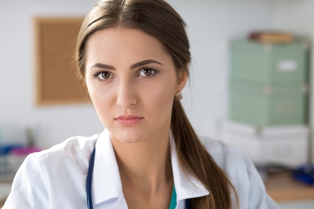 Foto ritratto di giovane donna medico