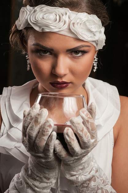 Foto ritratto di giovane donna che beve vino rosso