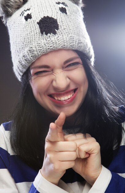 Foto ritratto di giovane donna divertente, che indossa un cappello