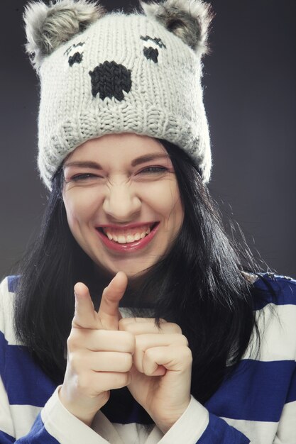 Ritratto di giovane donna divertente, indossando il cappello.