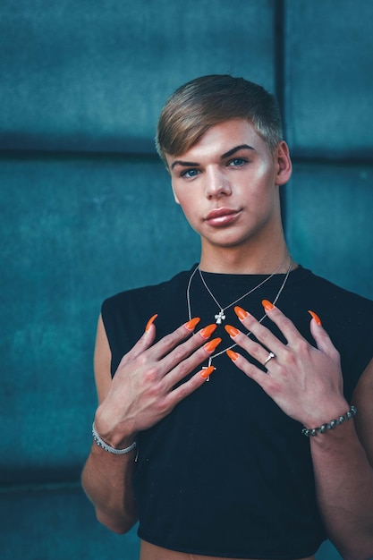 Photo portrait of young gay man standing outdoors