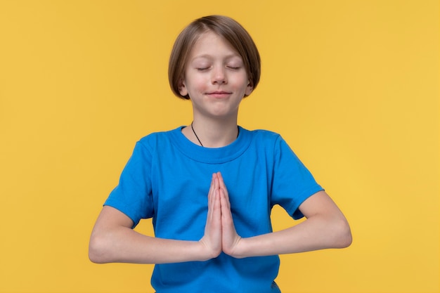 Photo portrait of young girl being calm