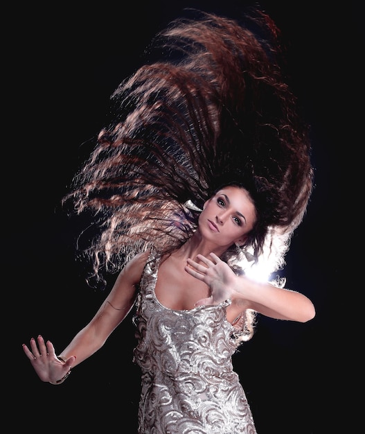 Портрет молодой девушки, танцующей с длинными темными волосами