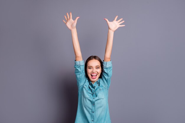 Photo portrait of young girl posing against a grey wall