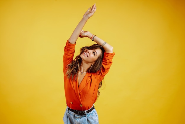 Photo portrait of young girl posing on yellow.