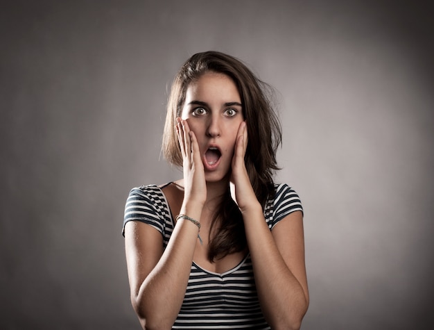 Photo portrait of young girl with surprise expression