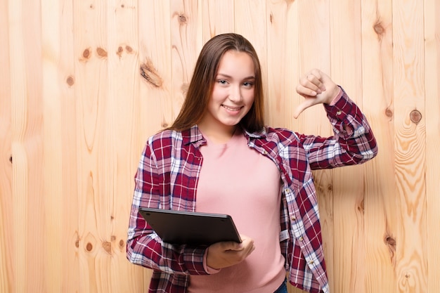 Ritratto di una giovane ragazza su fondo in legno