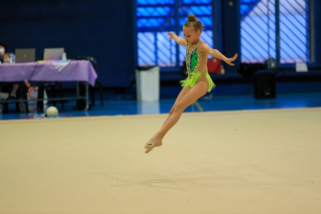 新体操競技での年上の女の子の若い体操選手の肖像画高q ..