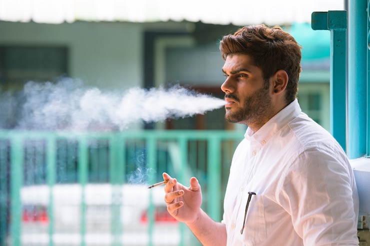 Photo portrait of young handsome bearded indian man in the streets outdoors