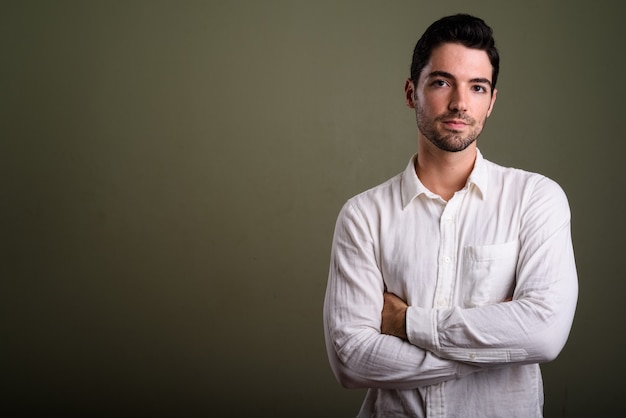 Photo portrait of young handsome businessman with stubble beard