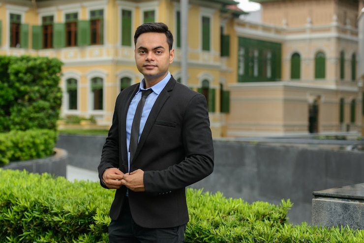 Photo portrait of young handsome indian businessman in the city