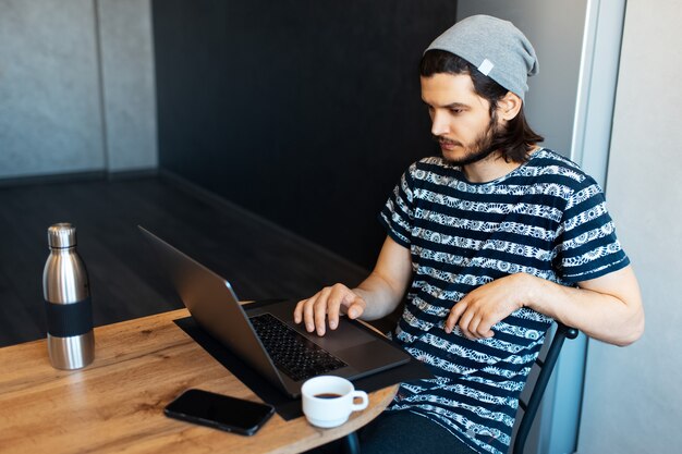 長い茶色の髪と自信を持って態度を持つ若いハンサムな男の肖像画