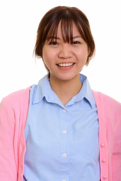 Портрет молодой счастливой азиатской девочки-подростка улыбается