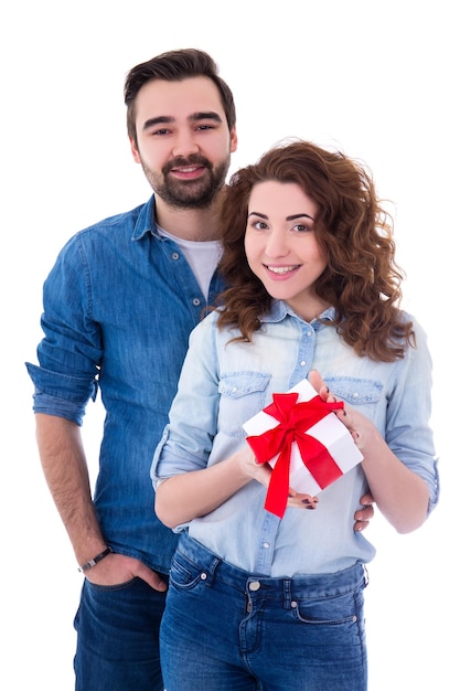 Портрет молодой счастливой пары с подарочной коробкой на белом фоне
