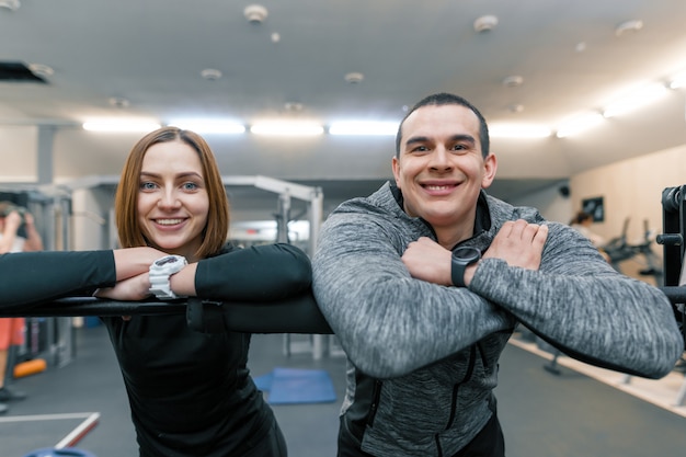 Photo portrait of young happy sporty couple, man and woman smiling