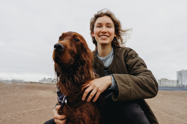 彼女の犬と一緒に幸せな若い女性の肖像画