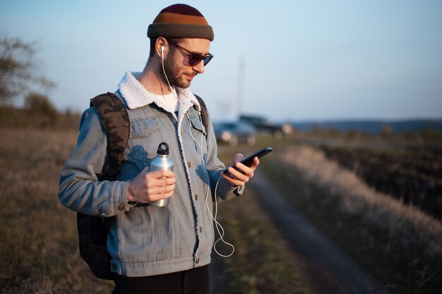 배낭 hipster 젊은 남자의 초상화