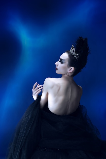 Foto ritratto di giovane donna incredibilmente bella, ballerina in abito da balletto nero, tutu