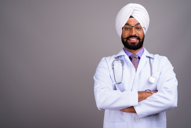 Ritratto di giovane uomo sikh indiano medico sorridente